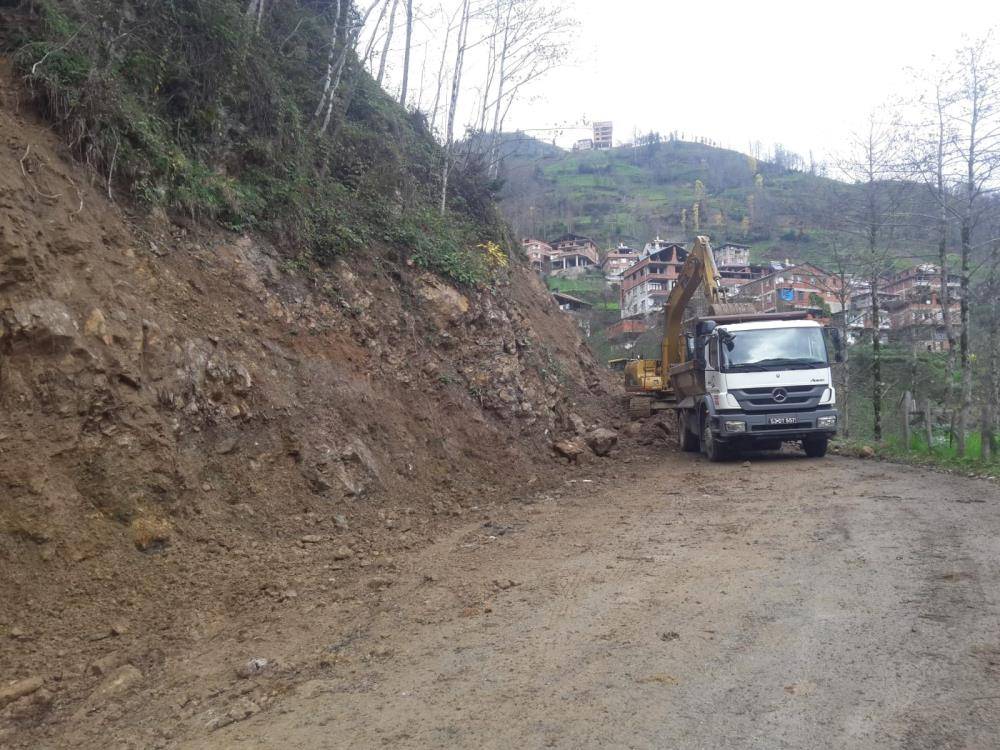 Rize'de sağanak sel ve heyelana yol açtı, yollar kapandı 4